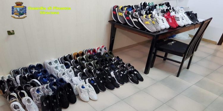 Pachino. Blitz delle Fiamme Gialle al mercato: sequestrate scarpe e borse contraffatte