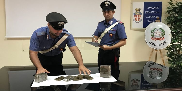 Siracusa. Sorpresi a bordo dell’auto con 2 chili di hashish: arrestati un uomo e una donna