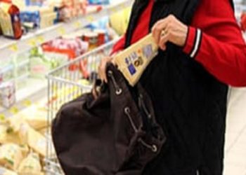 Siracusa. Tenta di rubare 9 confezioni di Parmigiano Reggiano: denunciata una 22enne