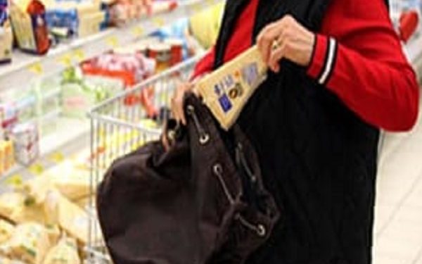 Siracusa. Tenta di rubare 9 confezioni di Parmigiano Reggiano: denunciata una 22enne