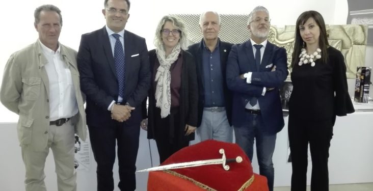 Canicattini Bagni, presentata la nuova elsa in oro della spada del Patrono San Michele Arcangelo