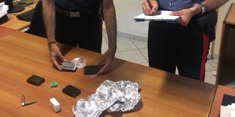 Siracusa, sorpresi in sella con due panetti di hashish: arrestati due giovani