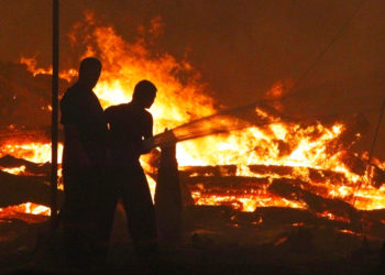 Siracusa. Officina in fiamme nella notte, tre auto danneggiate