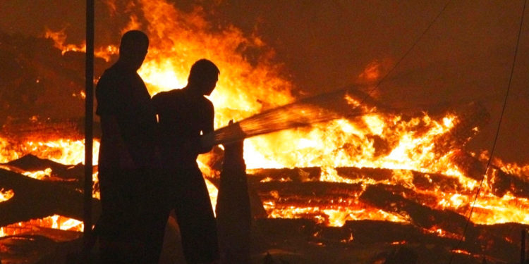 Siracusa. Officina in fiamme nella notte, tre auto danneggiate