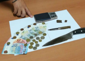 Cassibile, sorpreso con droga dentro l’armadio della camera da letto: arrestato
