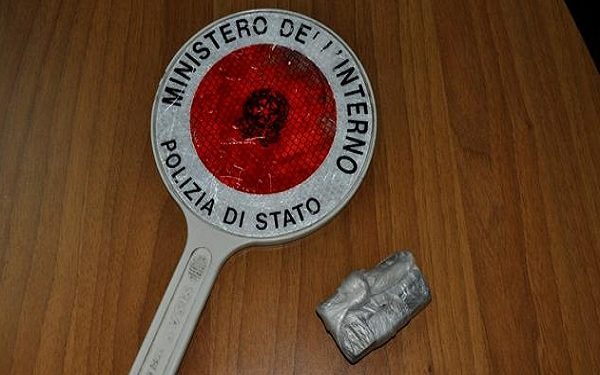 Augusta. “Scuole sicure”, rinvenuto un panetto di hashish tra le aiuole di un liceo