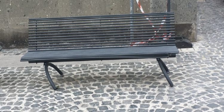 Augusta. Vandali a Piazza Unità D’Italia, divelta una panchina: cinque denunciati