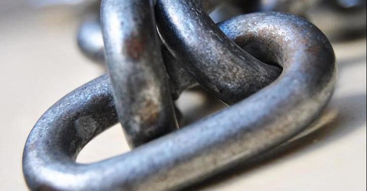 Noto. Danneggia l’auto del suo “rivale in amore” a colpi di catena: due denunciati