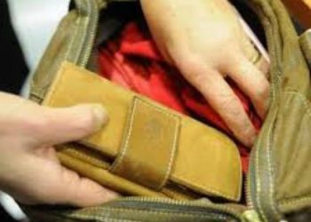 Noto. Anziana derubata mentre rientrava a casa: identificata e denunciata una donna