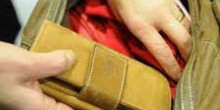 Noto. Anziana derubata mentre rientrava a casa: identificata e denunciata una donna