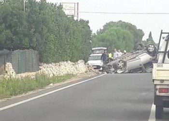 Siracusa. Incidente in via Elorina, auto cappottata: due feriti in modo lieve