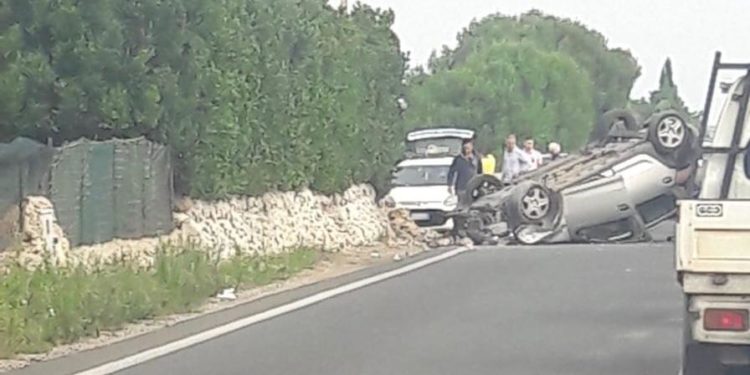 Siracusa. Incidente in via Elorina, auto cappottata: due feriti in modo lieve