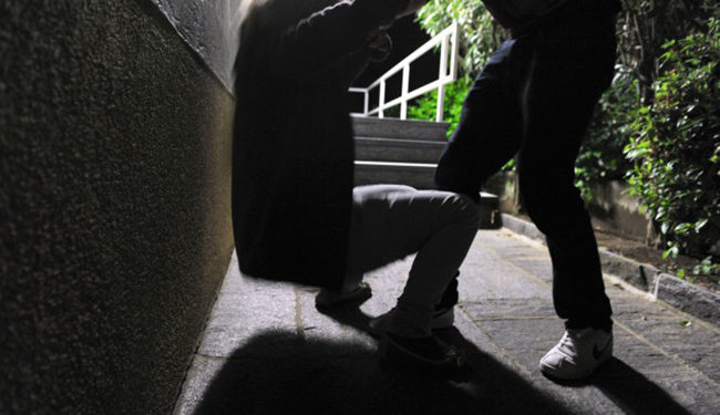 Noto. Aggredisce un uomo dopo un prestito di 40 euro, denunciato un 16enne