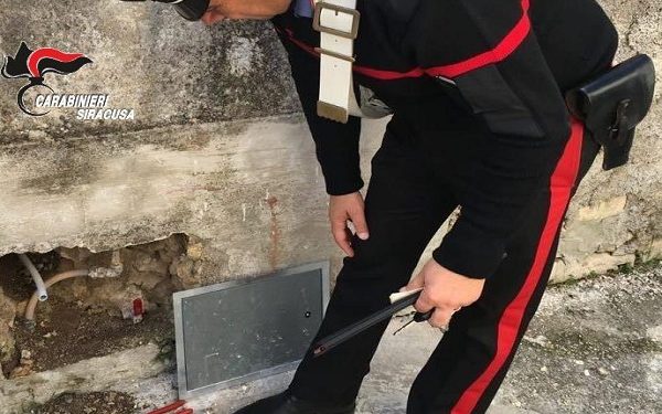 Ferla. Furto di energia elettrica e allaccio abusivo alla rete idrica: arrestata una donna