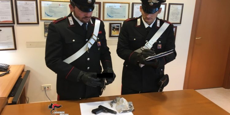 Noto. Per strada di notte armato di pistola giocattolo: scatta il sequestro dei Carabinieri