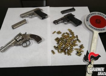 Siracusa, armi e munizioni clandestine nascoste in una barberia: arrestato il titolare