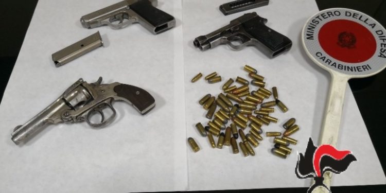 Siracusa, armi e munizioni clandestine nascoste in una barberia: arrestato il titolare