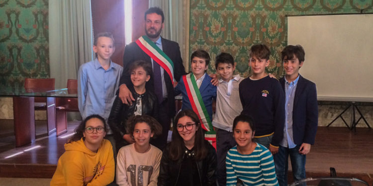 Siracusa, il sindaco Italia riceve baby sindaco e baby assessori al Vermexio: “la partecipazione è la chiave di tutto”