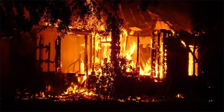 Siracusa, villetta in fiamme in località Fontane Bianche: probabile la matrice dolosa