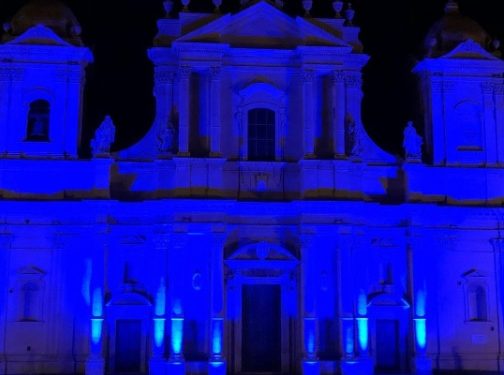 Il Duomo di Siracusa illuminato di blu per la “Notte dei Luoghi Unesco”