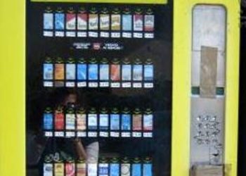 Noto. Tenta di sfondare il vetro di un distributore di sigarette: incastrato dalle telecamere