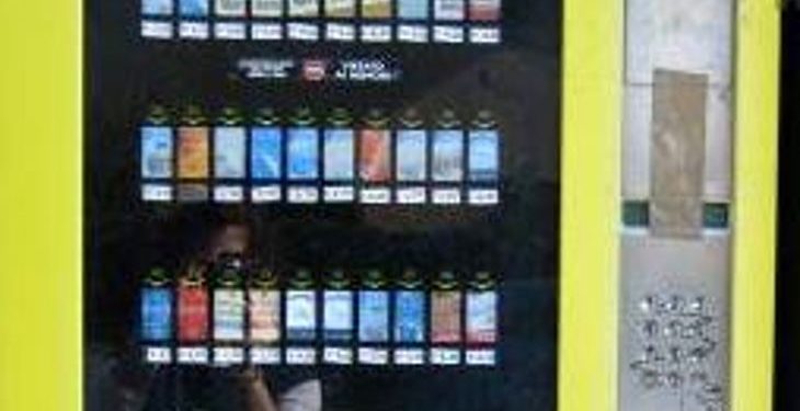 Noto. Tenta di sfondare il vetro di un distributore di sigarette: incastrato dalle telecamere