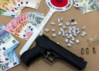 Siracusa. Sorpresi con droga e armi in casa: due arrestati dalla Guardia di Finanza