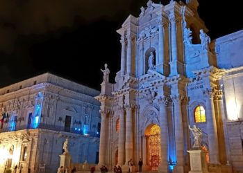 Il Duomo di Siracusa illuminato di blu per la “Notte dei Luoghi Unesco”