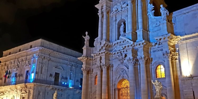 Il Duomo di Siracusa illuminato di blu per la “Notte dei Luoghi Unesco”