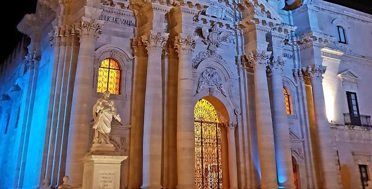 Il Duomo di Siracusa illuminato di blu per la “Notte dei Luoghi Unesco”