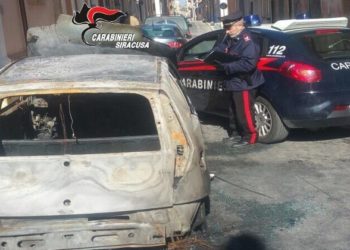 Pachino. Auto in fiamme nella notte in via Matteotti: arrestato il responsabile