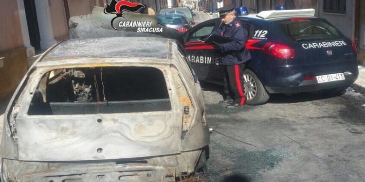 Pachino. Auto in fiamme nella notte in via Matteotti: arrestato il responsabile