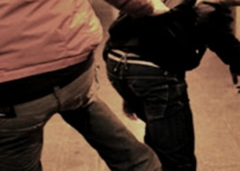 Lentini. Calci e pugni per uno sguardo di troppo verso la moglie: denunciato un 26enne