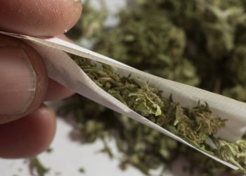 Augusta, sorpreso con 12 grammi di marijuana in casa: denunciato un 18enne
