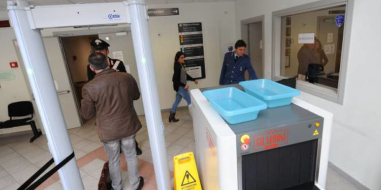 Siracusa. In tribunale con un coltello multiuso: denunciato un 63enne di Sortino