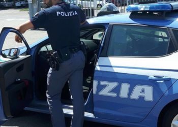 Siracusa. A torso nudo si scaglia contro la porta d’ingresso della Circoscrizione Santa Lucia: denunciato