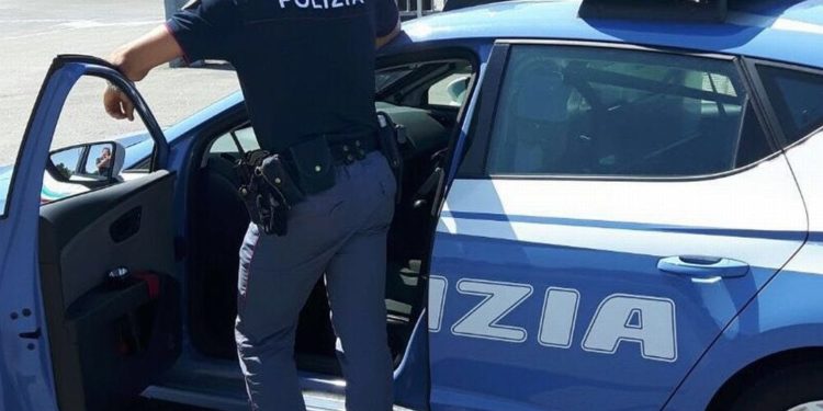 Siracusa. A torso nudo si scaglia contro la porta d’ingresso della Circoscrizione Santa Lucia: denunciato