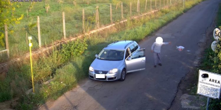 Siracusa, foto trappole contro abbandono rifiuti: la proposta dei consiglieri comunali