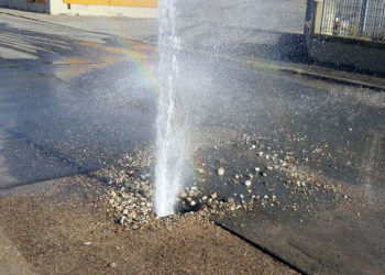 Siracusa. Il geyser in via Ascari, presa di posizione di Siam: “colpa di un blackout elettrico”