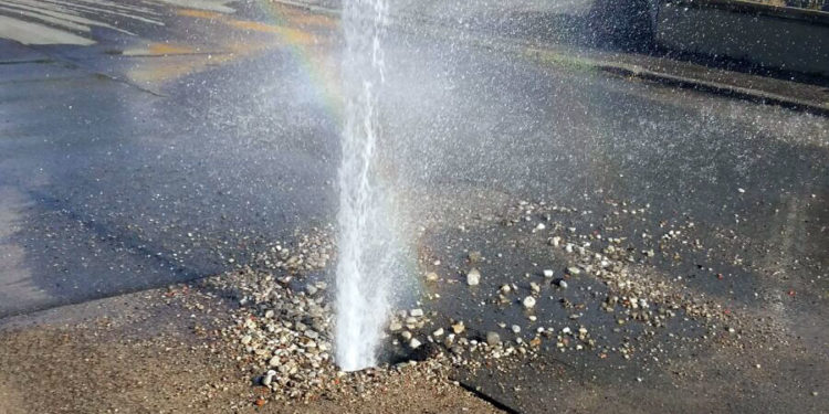 Siracusa. Il geyser in via Ascari, presa di posizione di Siam: “colpa di un blackout elettrico”