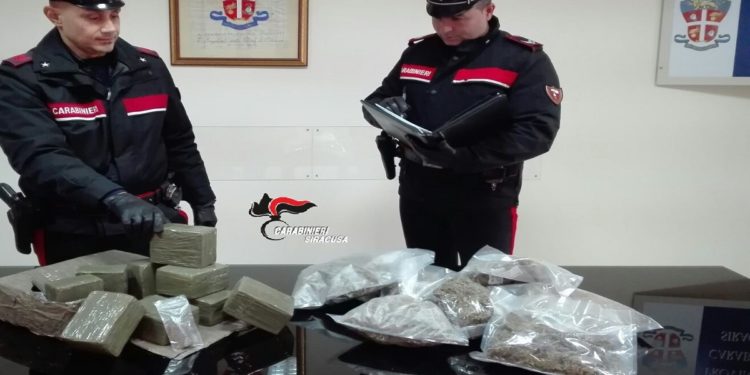 Siracusa. Badava degli anziani e usava la loro casa come deposito della droga