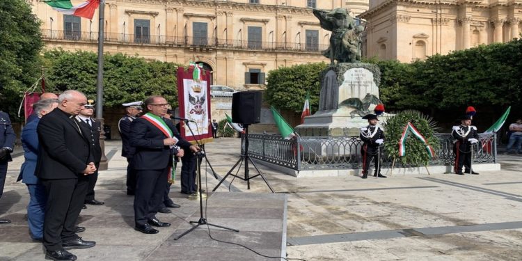 Noto. Festa delle Forze Armate, l’omaggio al Monumento dei Caduti