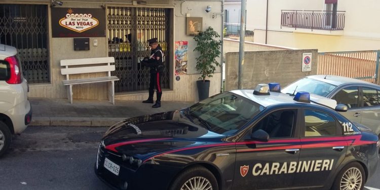 Noto. Rimproverato per la sigaretta accesa dentro il bar, spara al barista
