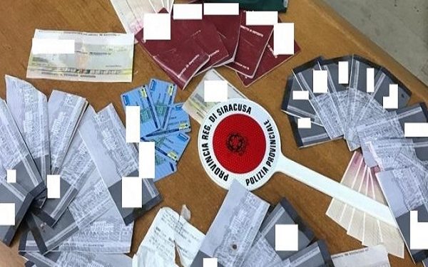 Siracusa. Assegni e libretti bancari abbandonati in contrada Dammusi: due denunciati