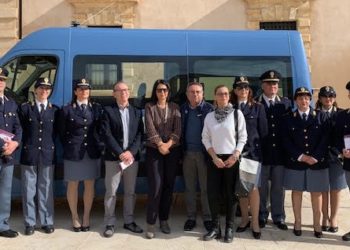 Siracusa. “Questo non è amore”, in Piazza Duomo il camper della Polizia