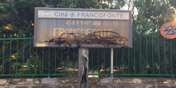 Francofonte. Vandalizzato nella notte il tabellone luminoso della città