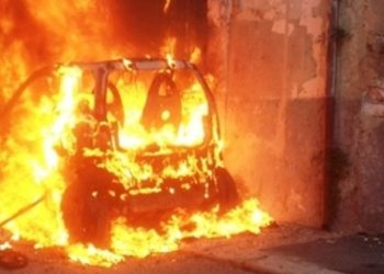 Siracusa. Auto in fiamme danneggia le altre parcheggiate: indagini in corso