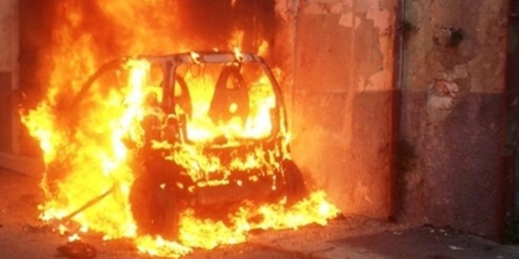 Siracusa. Auto in fiamme danneggia le altre parcheggiate: indagini in corso