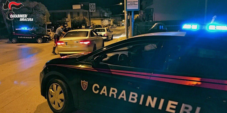 Carlentini, minore non si ferma all’alt e inveisce insieme ai genitori contro i Carabinieri: tre denunciati