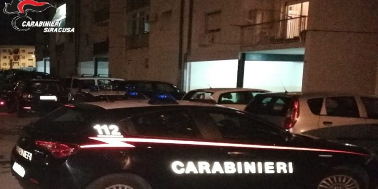 Cassibile. Ubriaco aggredisce la moglie e il suocero, poi si scaglia contro i Carabinieri: arrestato